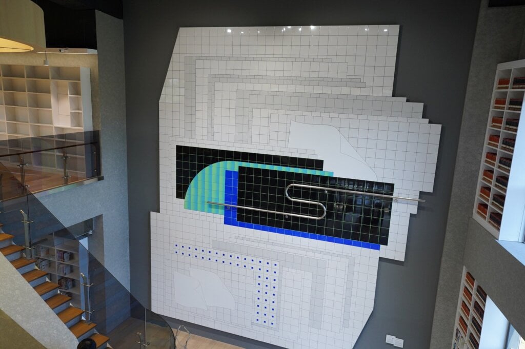 陳為榛的《幾何編碼：WALL 1478》，則透過磁磚與數位視覺語彙的結合，呼應數位時代閱讀經驗的轉變。