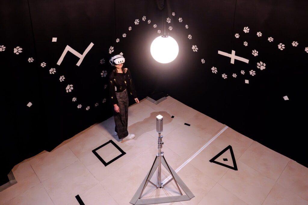 噪音印製工作室《與太空犬的時空交錯》透過科技連結人類與動物情感。攝影／王國豪。