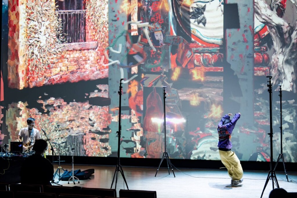 鄭各均（左）《Flow, Gesture and Space-即興音樂的空間詩學Flow, Gesture and Space》展出即興舞臺。攝影／王國豪。