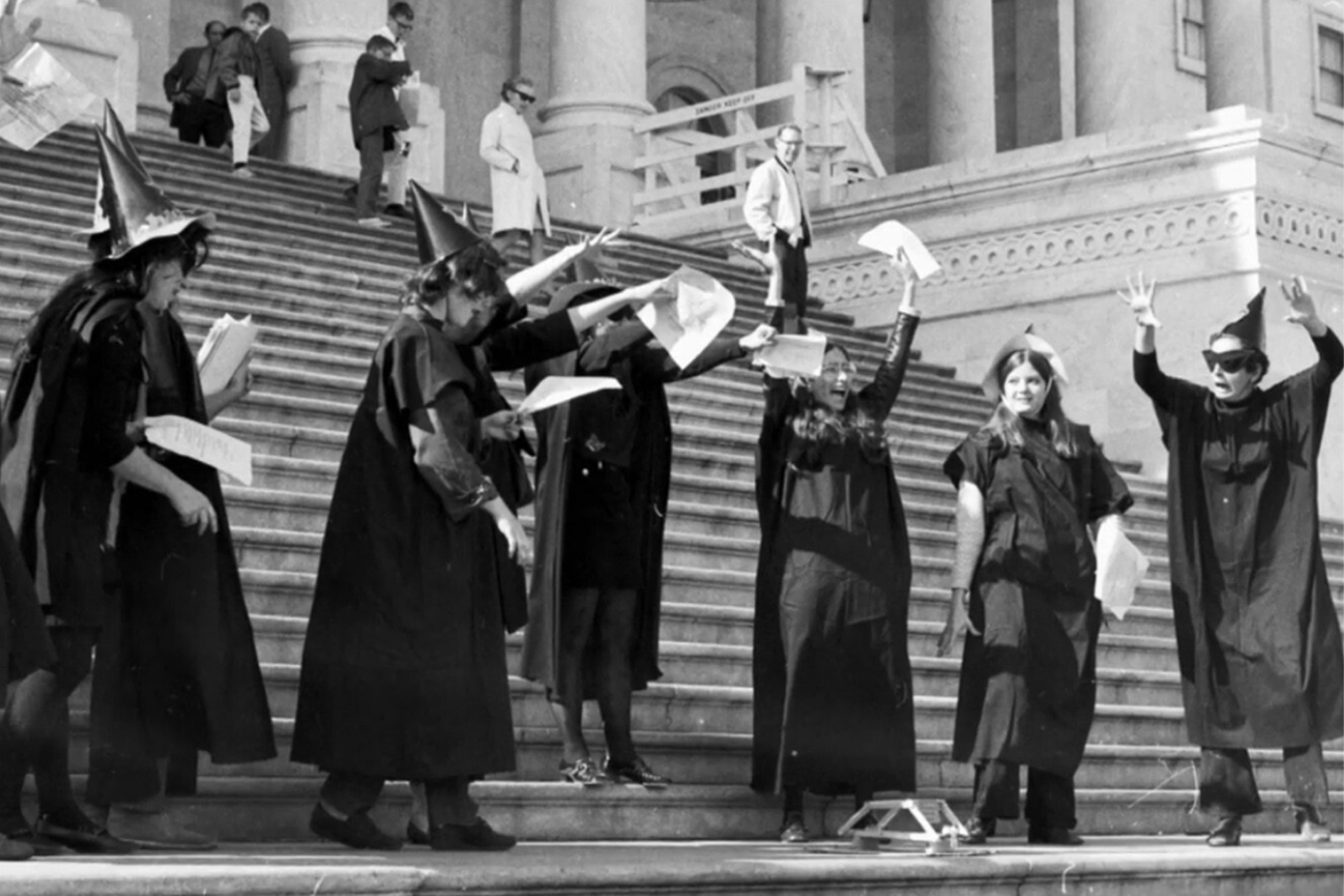 W.I.T.C.H.（Women’s International Terrorist Conspiracy from Hell）在萬聖節於紐約華爾街發起抗議。（Photo by Getty Images）