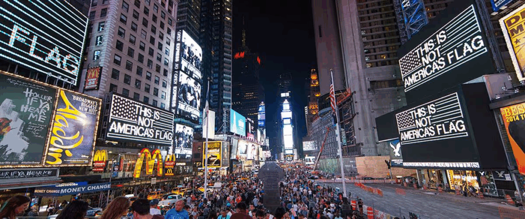 Alfredo Jaar《A Logo for America》（1987／2014），紐約時代廣場。作品以「This is not America」質問「America」一詞的地理獨占，是單向展示發揮政治潛力的經典案例。（取自Times…
