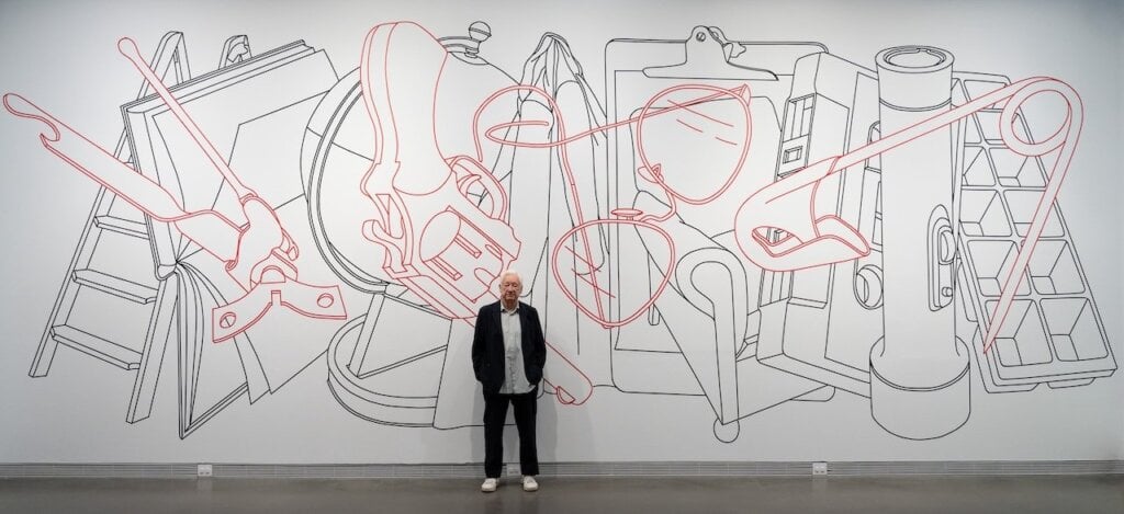 「日常・解碼」藝術家麥可．克雷格－馬丁與本次展出作品《現代舞》。（© Michael Craig-Martin. 攝影／陳李視物，圖／高雄市立美術館）