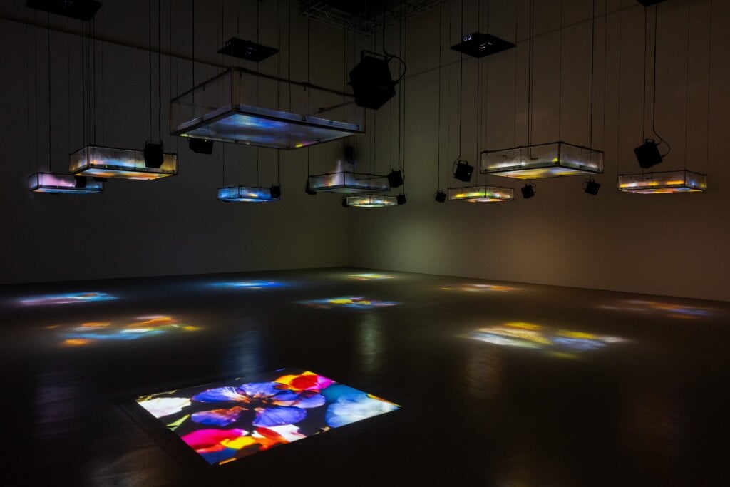 坂本龍一＋高谷史郎，《LIFE——流動、無形、無聲……》，2007。「坂本龍一｜觀音．聽時」圖片攝影／提供：臺北市立美術館，2026。© 2026 KAB Inc