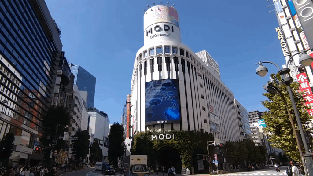 Sony Vision Shibuya(2022)，東京澀谷Modi外牆。結合SPAD深度感測，經過的路人被即時納入畫面，使觀眾從螢幕前的旁觀者變成畫面的一部分。（取自Sony官方技術報導頁）