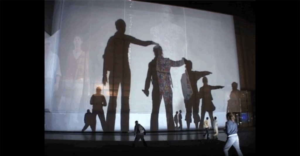 Rafael Lozano-Hemmer《Body Movies》（2001）。路人的影子決定投影肖像何時顯現，人的移動成為作品完成的條件。（取自藝術家官方作品頁）