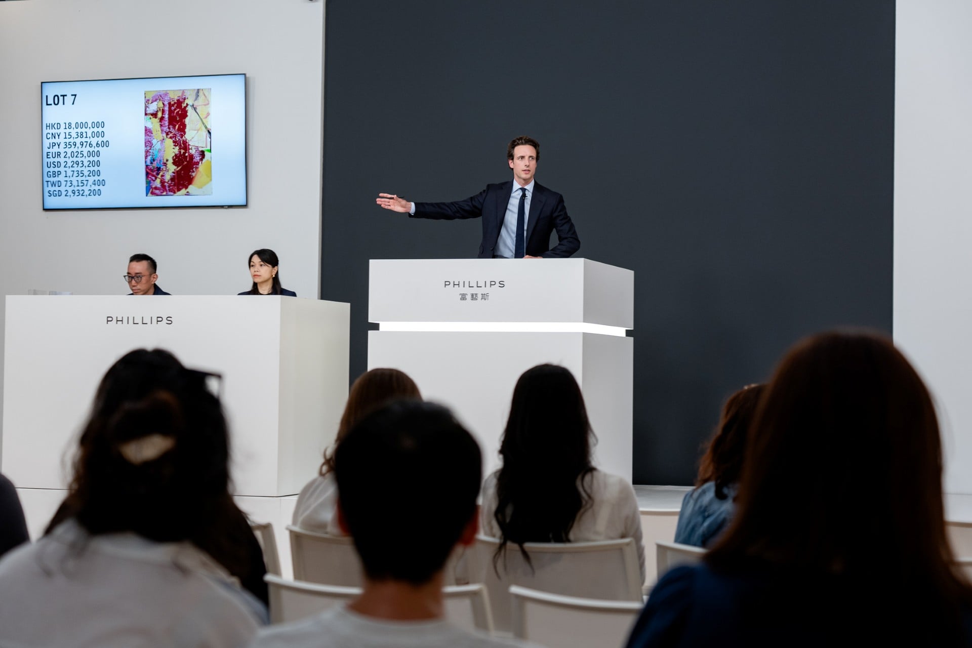 富藝斯於9月30日接連舉行「現代及當代藝術晚間拍賣」與「現代及當代藝術精選拍賣」，此為拍賣官Henry Highley為格哈德．里希特《抽象（522-1）》競拍現場。（富藝斯提供）