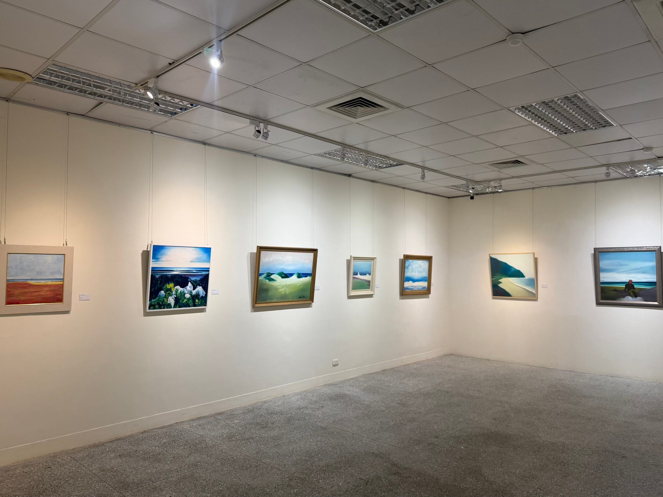 靜宜大學藝術中心「自我意義的跨域追尋者：七等生藝術個展」展場一隅。（攝影／章郡榕）