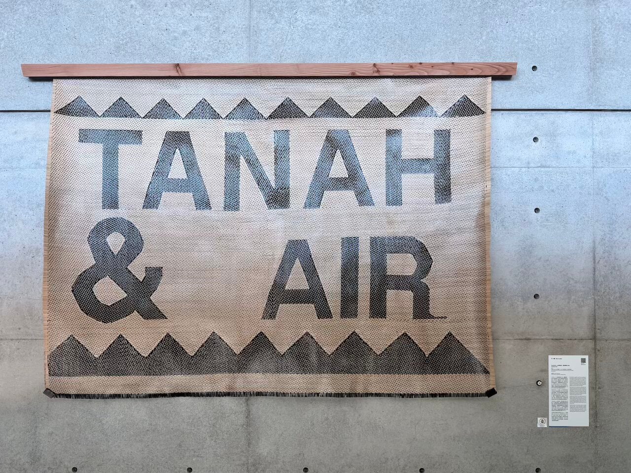 位於展場入口處，于一蘭《土地與海洋：我的家園》（Tanahairku）拆解「TANAH&nbsp;&&nbsp;AIR」鬆動邊界想像。（攝影／章郡榕）