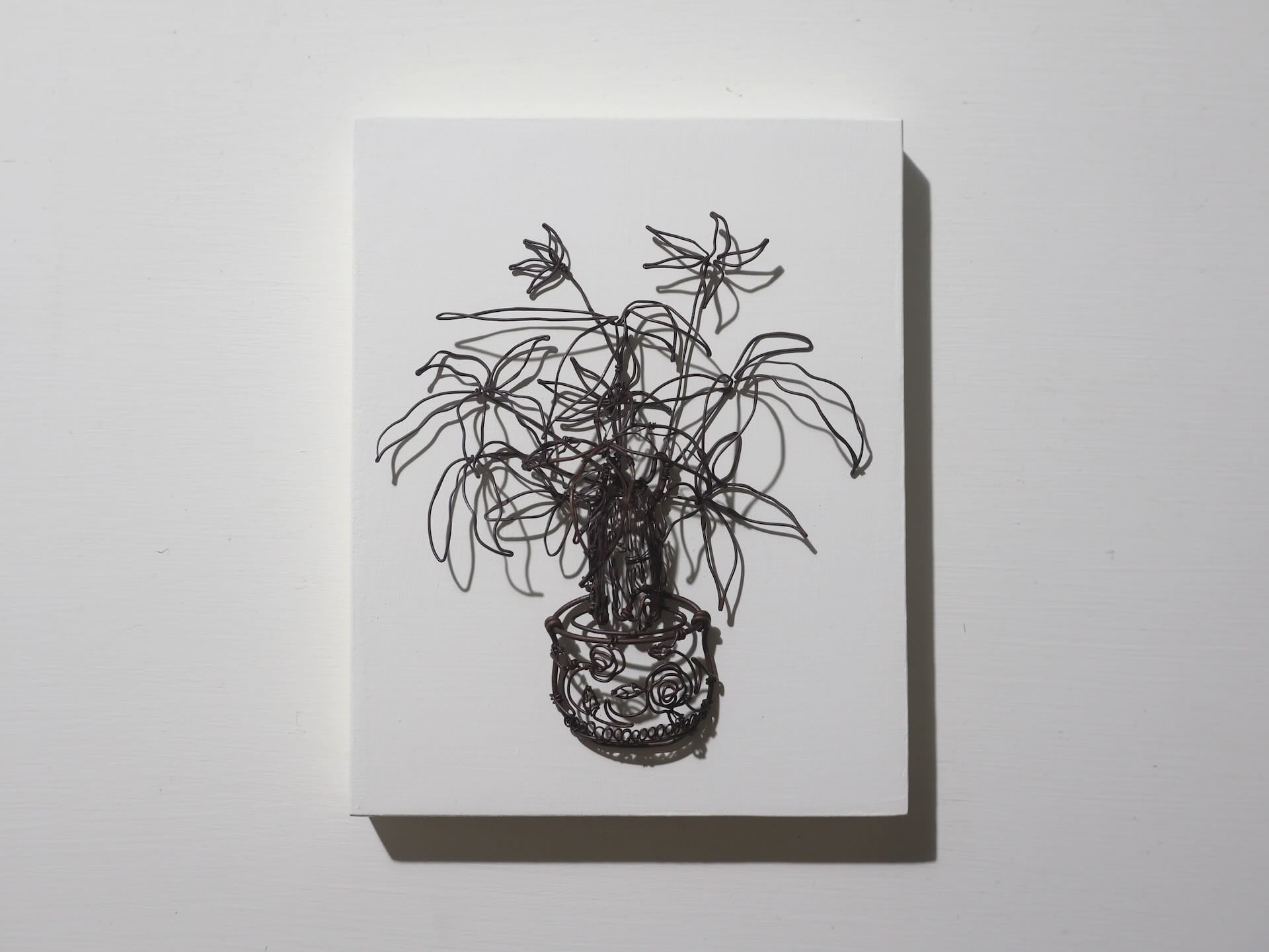 徐均育｜人人都有發財樹系列1 紅銅線、木頭 20 × 15 × 6.5 cm 2026 多納藝術提供