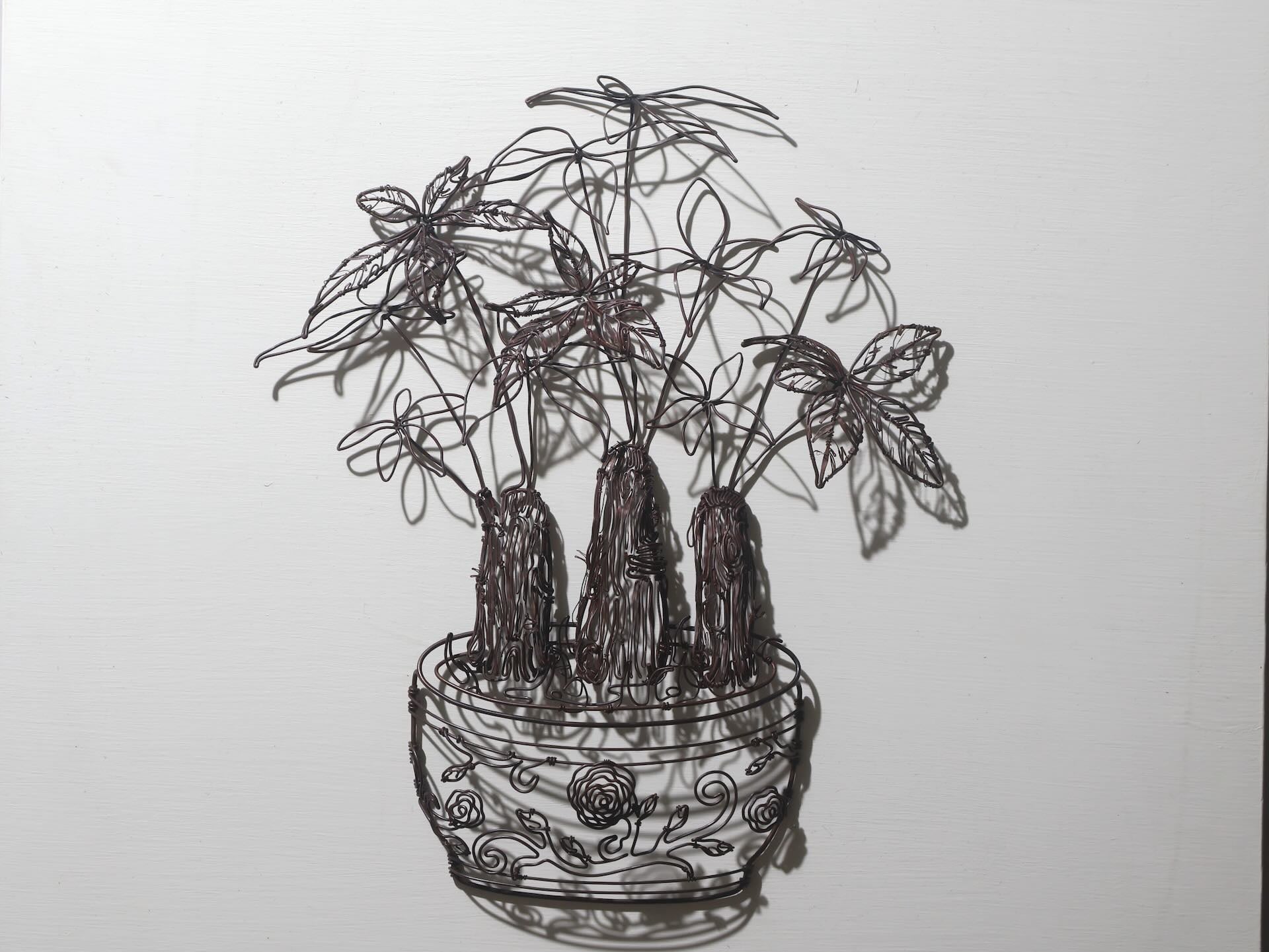 徐均育｜人人都有大一點的發財樹（Everyone Has a Bigger Money Tree） 紅銅線、木頭 42 × 30 × 6.5 cm 2026 多納藝術提供