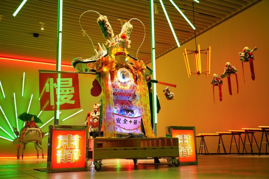 《臺灣特有種X臺灣光場》將臺灣街頭特有的「孔雀燈」移入展場，鮮明的綠色光線映照特有種神將，構築一場屬於美術館的藝術遶境。（文化部提供）