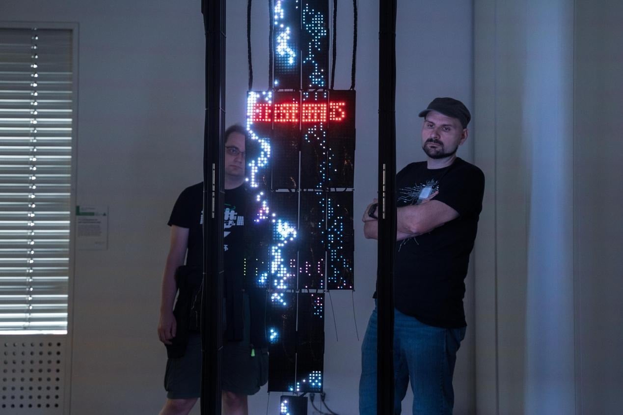 陳智彥《浪潮之上》透過全球即時閃電數據，將自然界的電力活動轉譯為雷射與LED構成的機械心跳，探索計算技術形塑人類對自然認識下的感性狀態。（國立臺北藝術大學新媒體藝術學系提供）