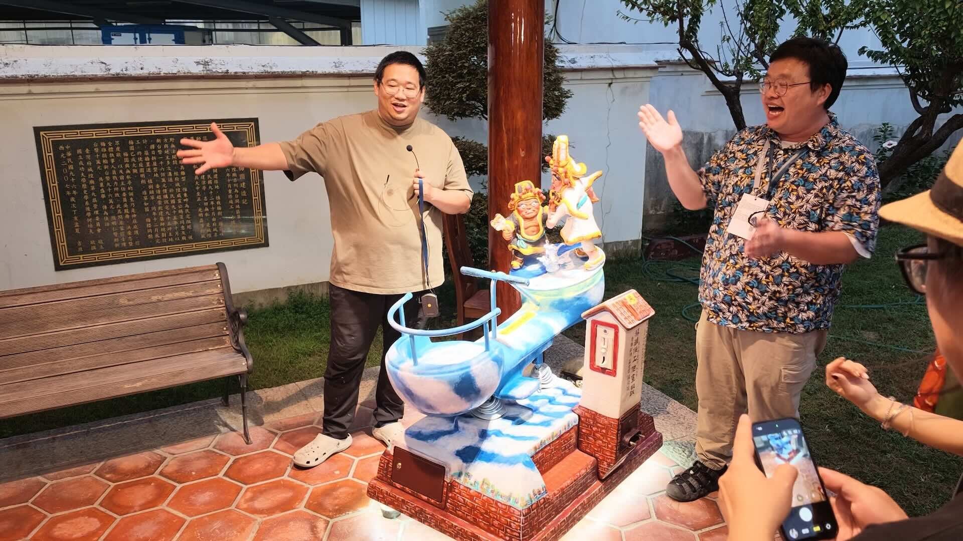 蔡濰任把投幣式搖搖車改造成范謝將軍造形，於府城隍廟展出。（攝影／李京樺）