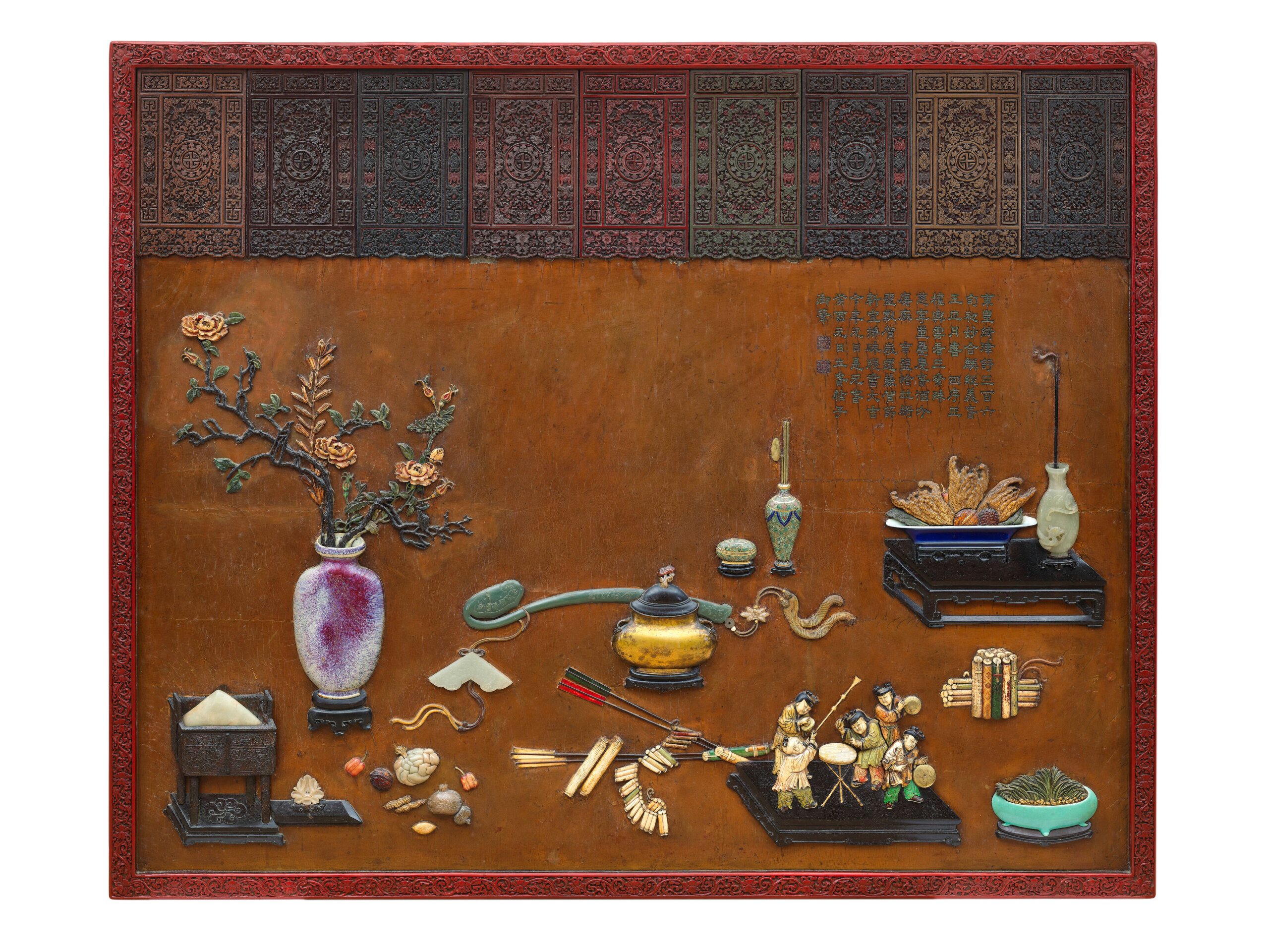 清乾隆十八年（1753）《漆地剔彩嵌寶歲朝慶壽圖長方掛屏》，高105、寬132公分，估價120萬至150萬港元，成交價461萬4000港元。圖／香港邦瀚斯。