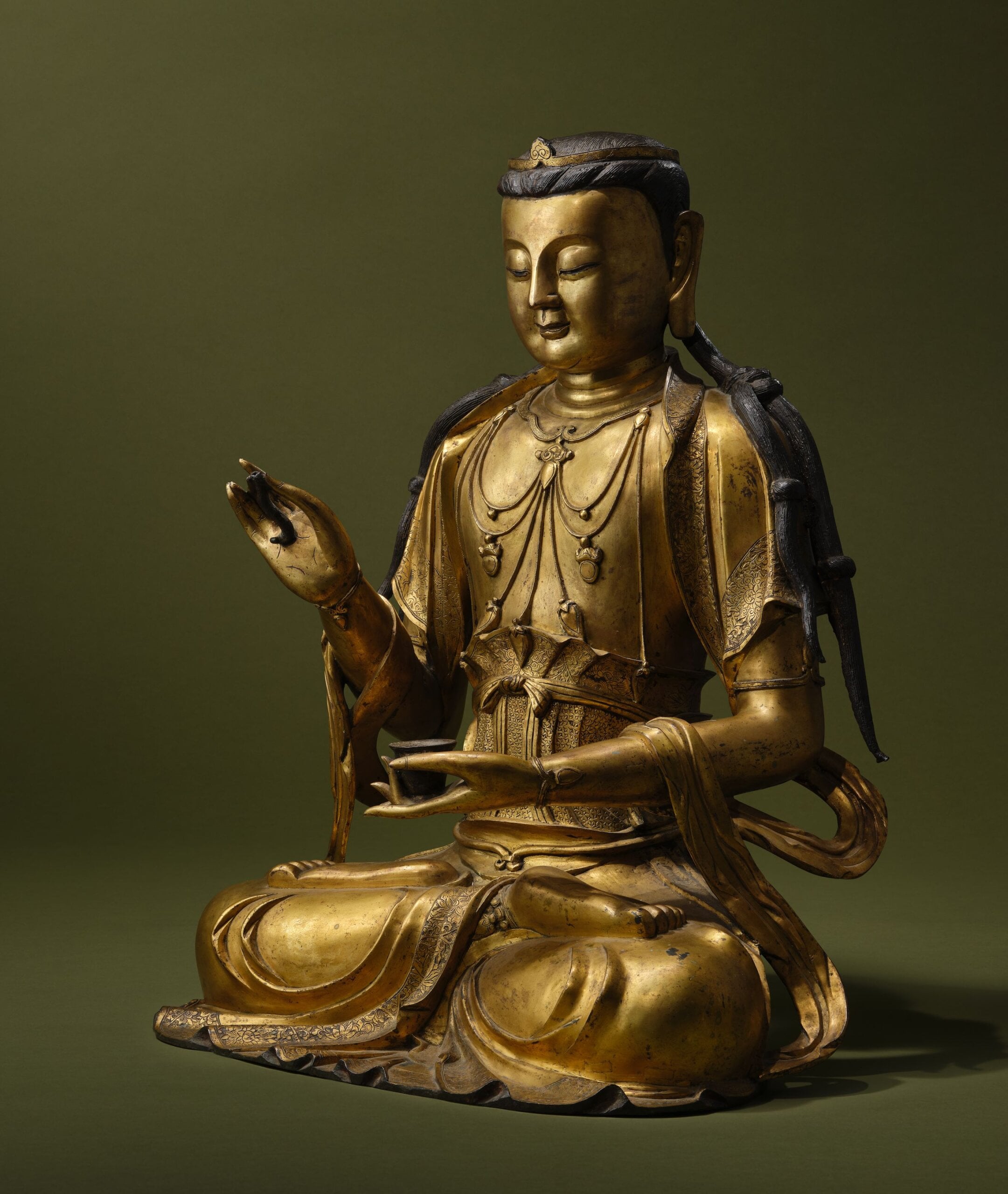 全場最高價為元／明《銅鎏金觀音坐像》，高77公分，估價700萬至900萬港元，成交價1018萬6000港元。圖／香港邦瀚斯。