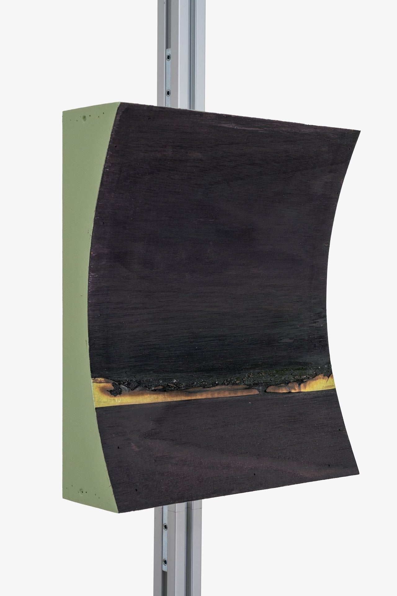 《夜幕未暮》&nbsp;（Night Is Not Yet Night），2026，火、墨、岩彩、炭化及高溫形變白樺木，30x40x10cm。（M+M Gallery 提供）