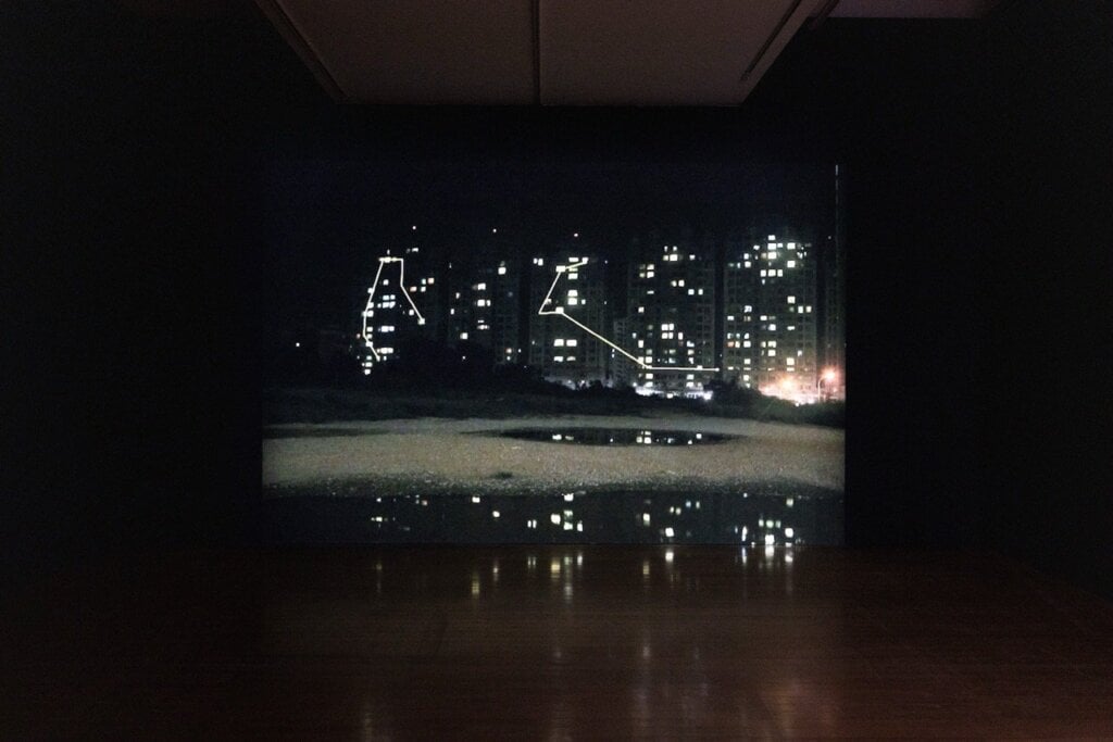 王雅慧,《二十億光年的孤獨》,2009,單頻道錄像(彩色、無聲),2分02秒,高雄市立美術館典藏。圖像由臺北市立美術館提供。