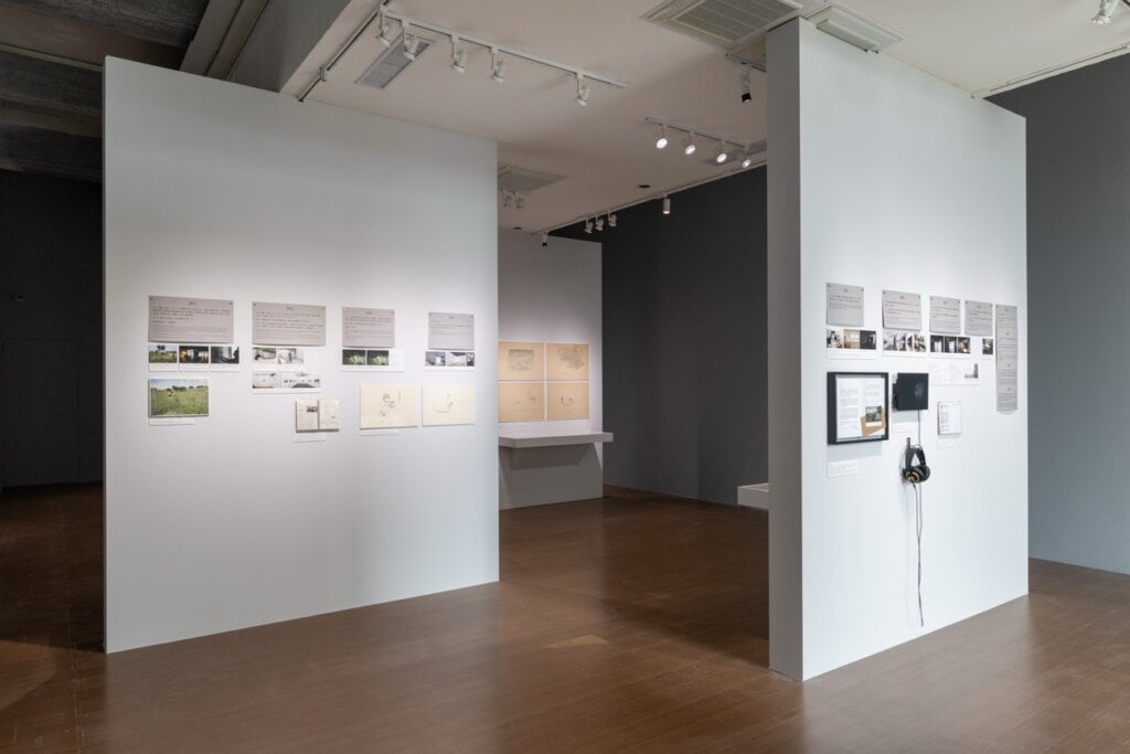 「王雅慧:旅行者」展場,藝術家檔案區。圖像由臺北市立美術館提供。