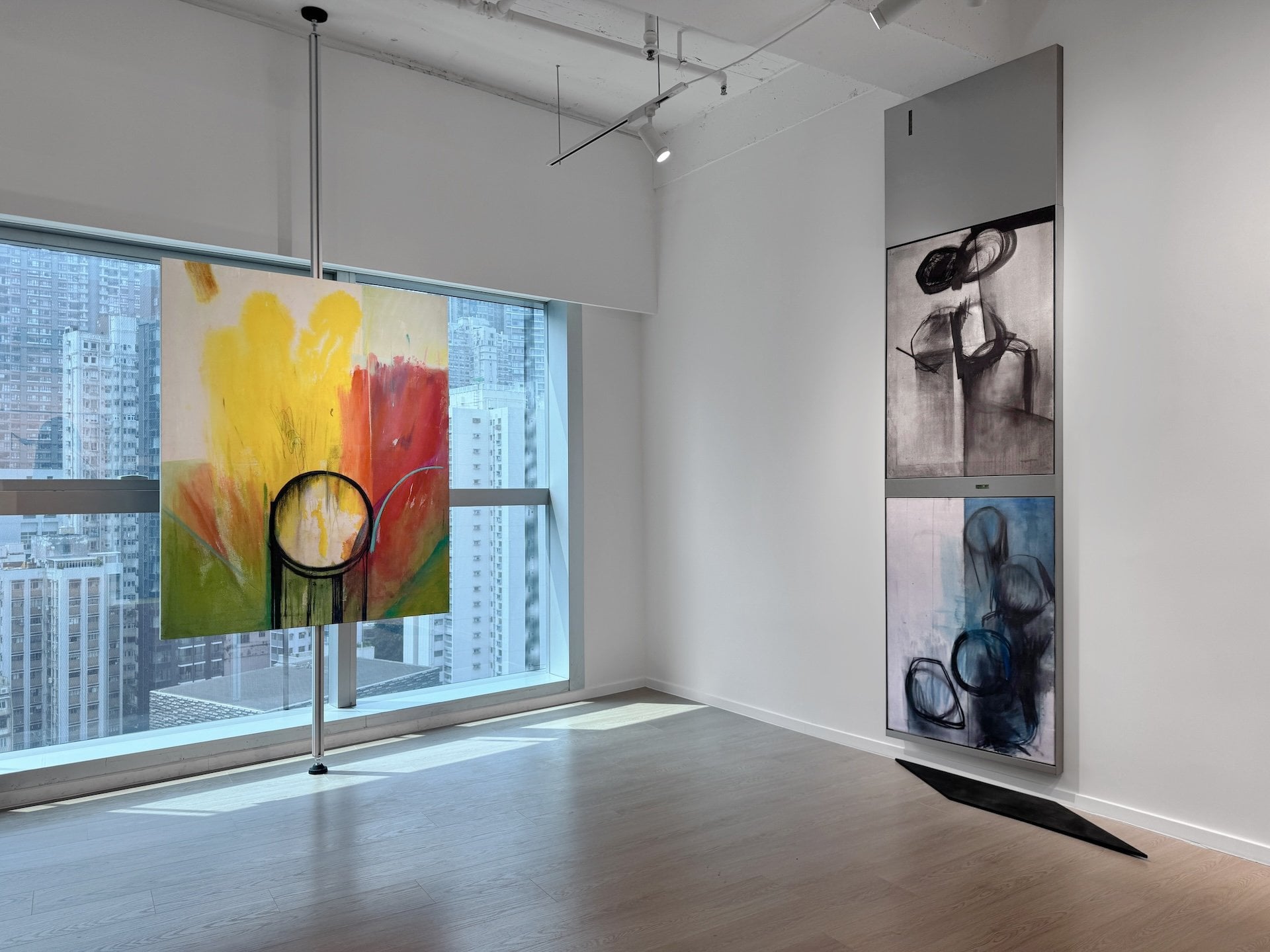 《炸裂地綻放》（Blooming），2026，壓克力、墨 、畫布&nbsp;（Acrylic and ink on canvas），150 × 120 cm。（M+M Gallery 提供）