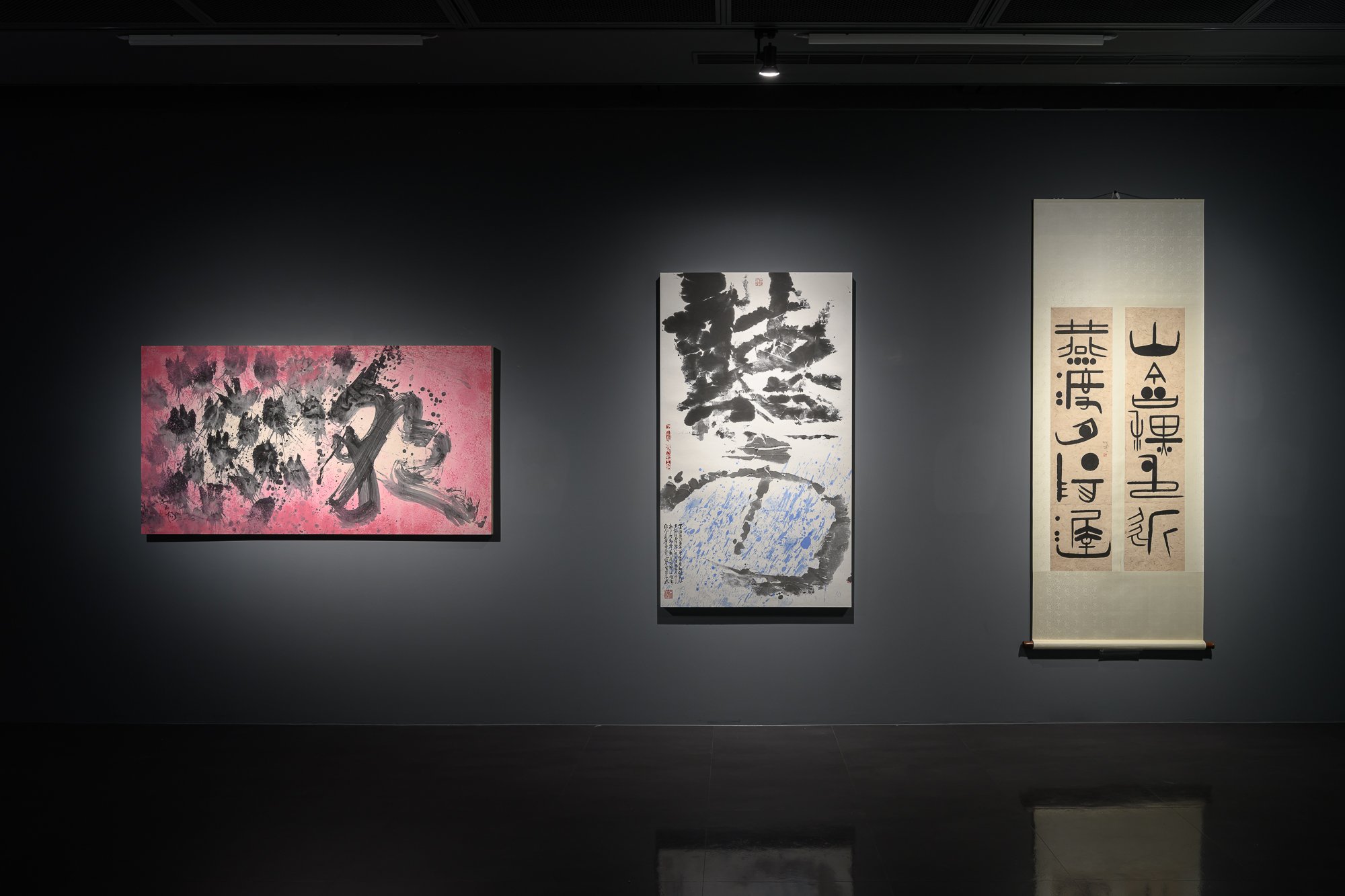 左：黃智陽〈粉紅潮〉；中：林章湖〈聽雨〉；右：傅佑武〈山含秋色近 燕渡夕陽遲〉。攝影：ANPIS FOTO 王世邦；圖片提供：桃園市立美術館