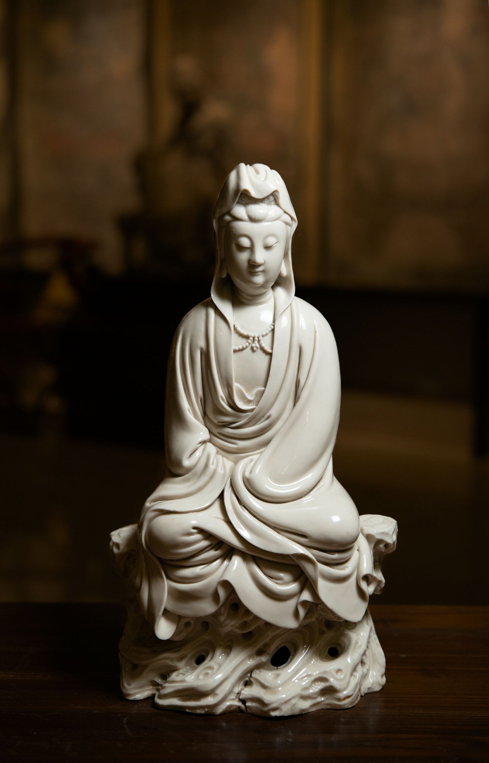 十七世紀《德化白釉坐岩觀音像》，高36公分，估價30萬至50萬港元，成交價54萬3600港元。圖／香港邦瀚斯。