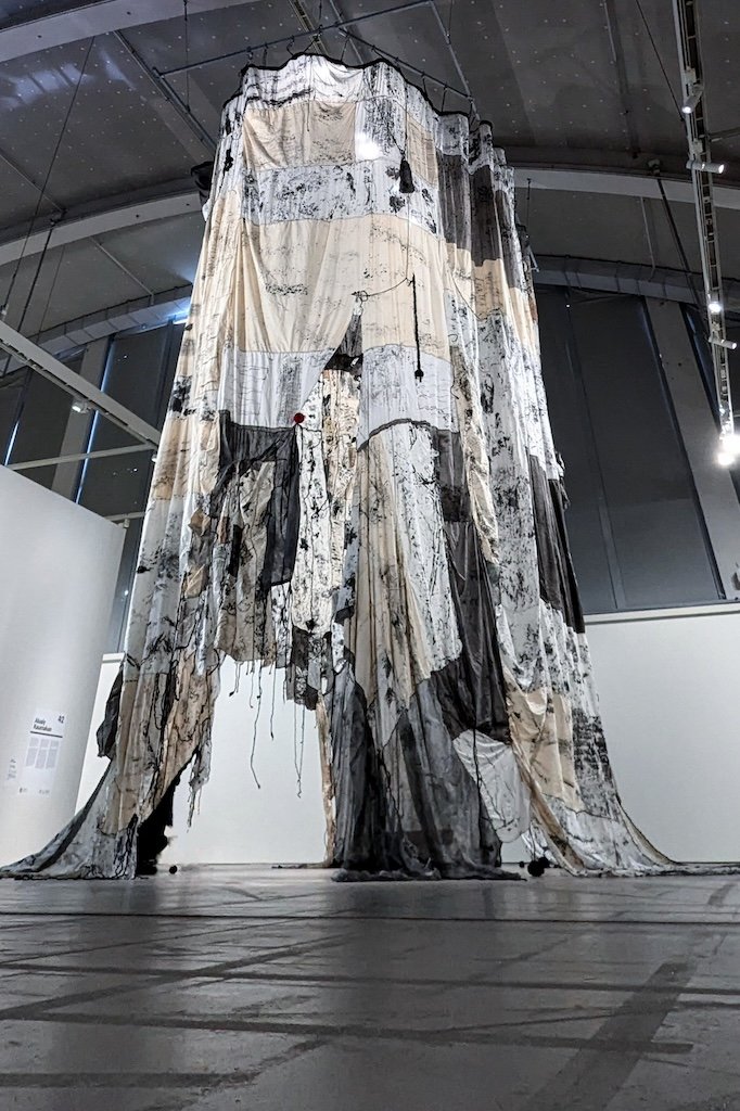 武玉玲，「拓印計畫」系列，布料、灰燼、各種植物汁液、墨汁，尺寸依場地而定，2014年起。（藝術家提供）